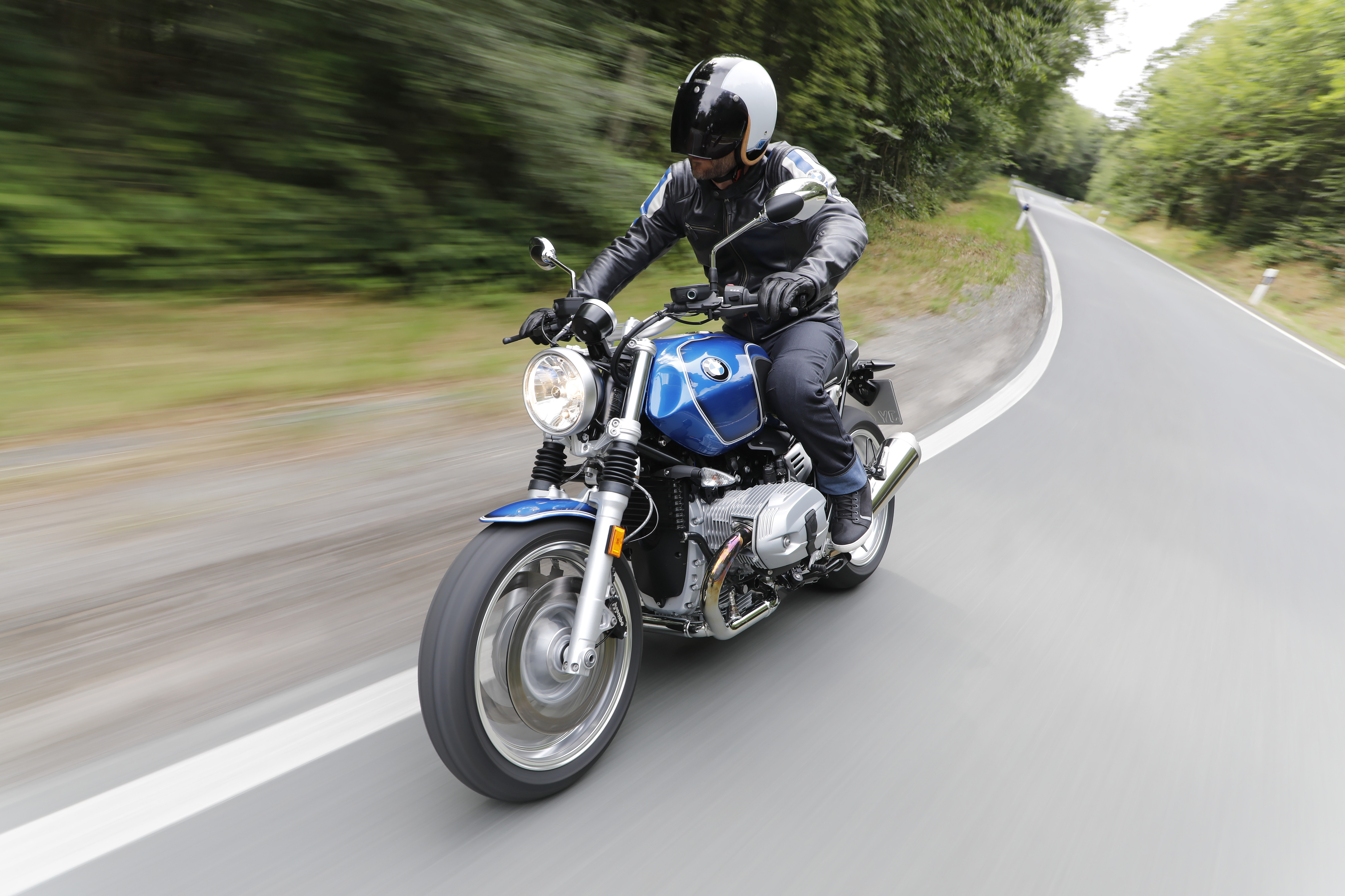 2019 BMW R nineT /5 Front View Riding Exterior