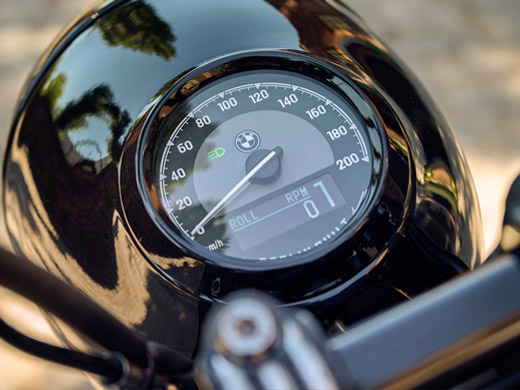 Integrated round dial-type speedometer of the R 18 Roctane